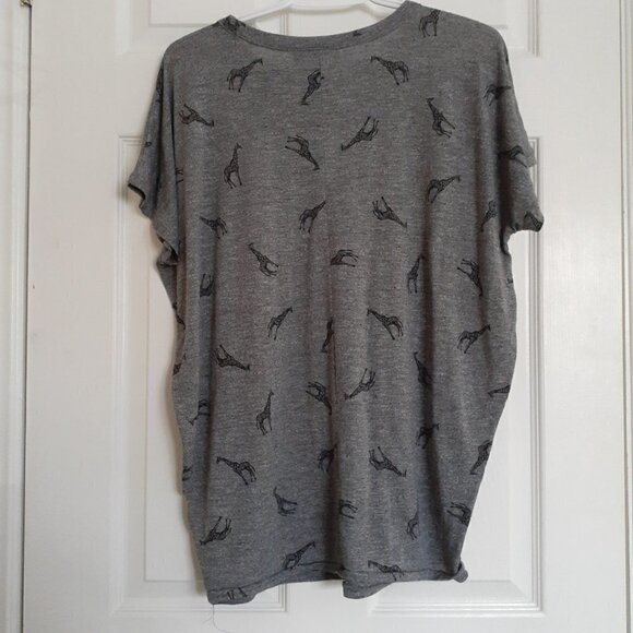 A Pea In the Pod Women's Maternity Size Small Gray Giraffe Print T-Shirt - Picture 4 of 11